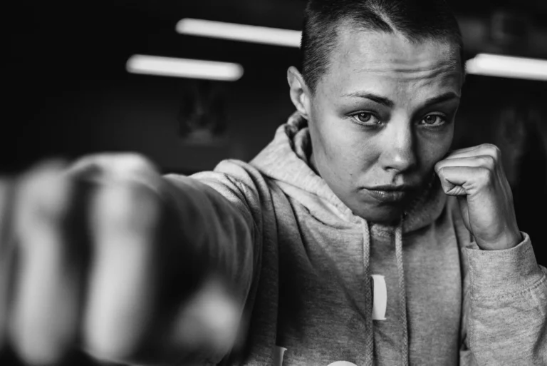 Бывшая чемпионка UFC Намаюнас встретится с набирающей обороты Маверик