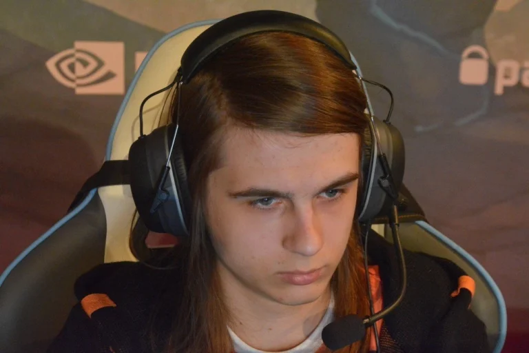 Fng Dota 2 мен League of Legends-ті жаңадан бастаушылар үшін салыстырды