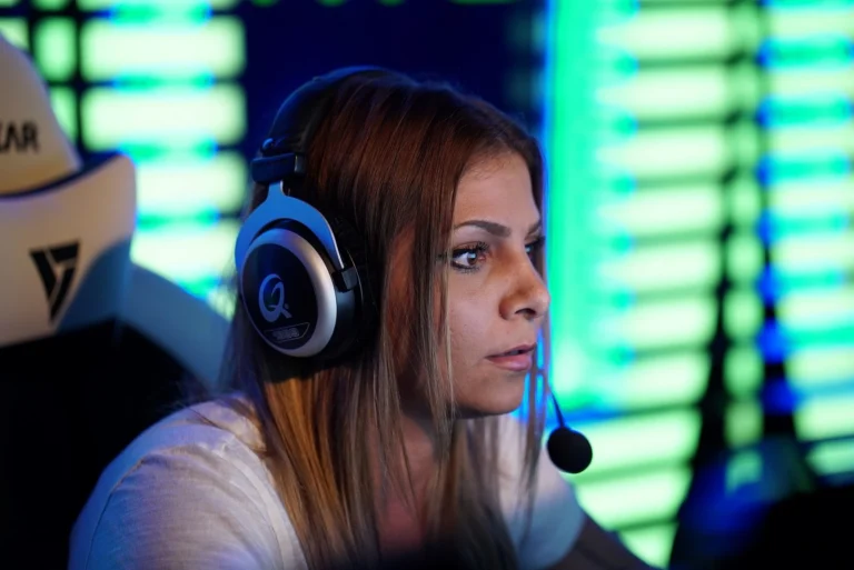 Профессиональная CS-игрок zAAz вступилась за Team Falcons после критики