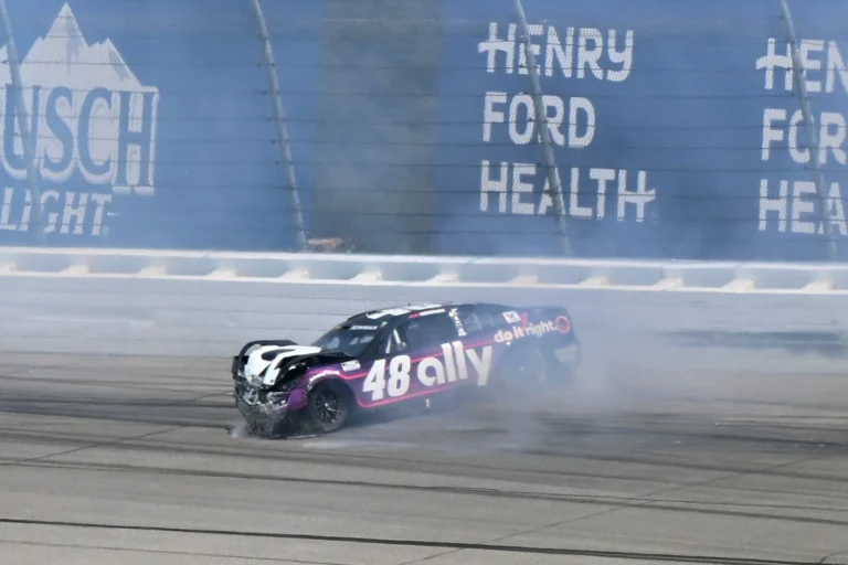 Гонщик NASCAR Алекс Боуман попал в серьезную аварию в Мичигане