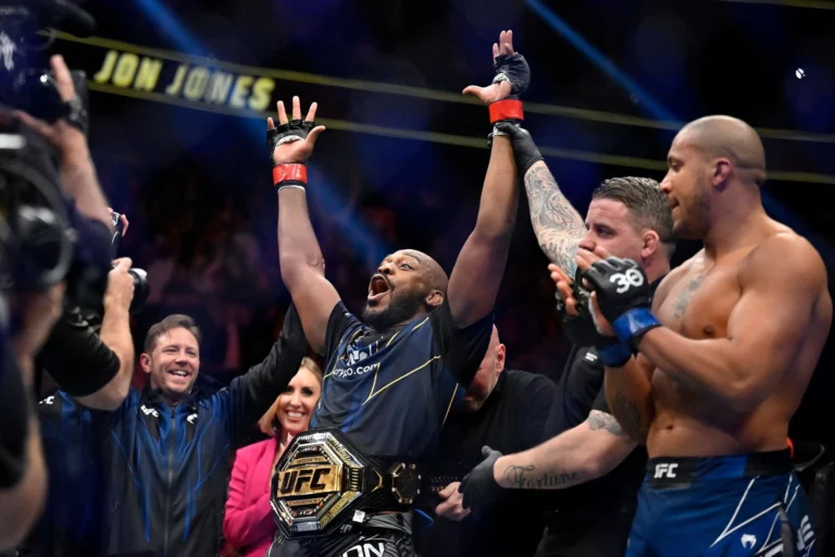 Волкановски призвал Джона Джонса определиться с будущим в UFC