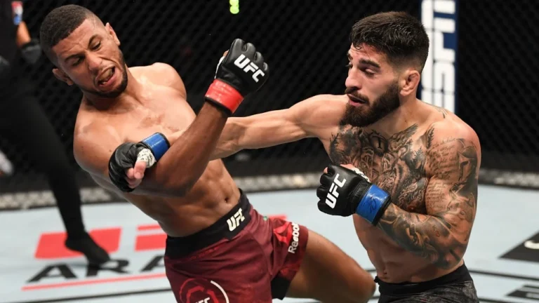 Топурия отправил дерзкое сообщение Оливейре перед чемпионским боем UFC