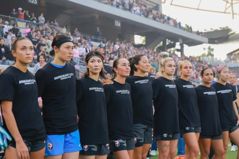 Angel City провел акцию в поддержку иммигрантов перед матчем NWSL