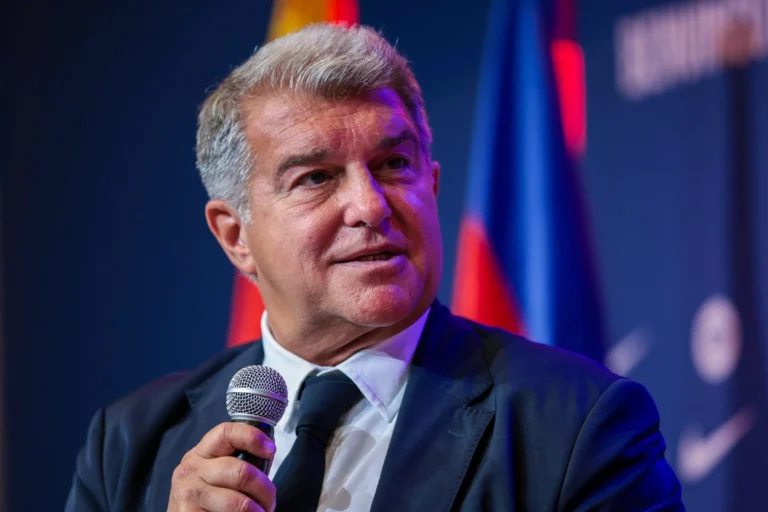 Президент «Барселоны» отказался позировать с флагом независимости Каталонии