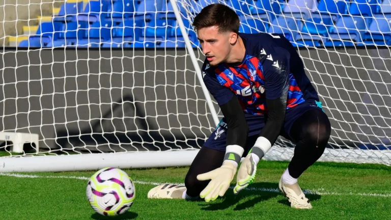 Norwich City қақпашы Луи Молденмен келісімшарт жасасты