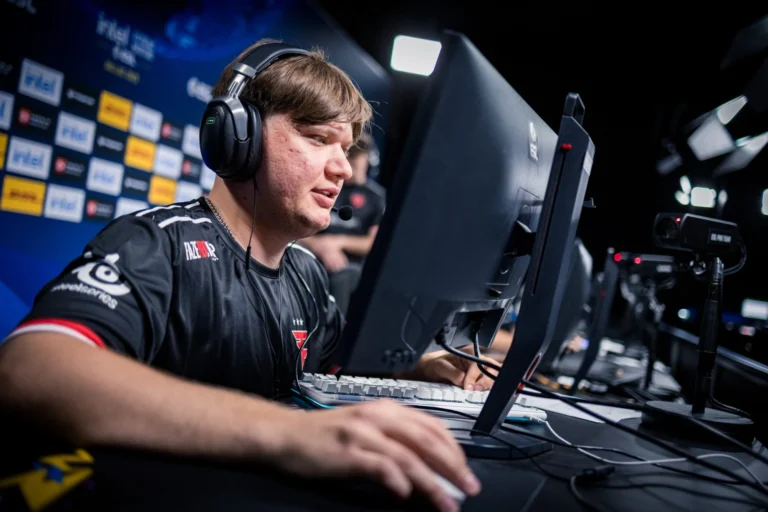 S1mple опроверг слухи о постоянном переходе в FaZe Clan