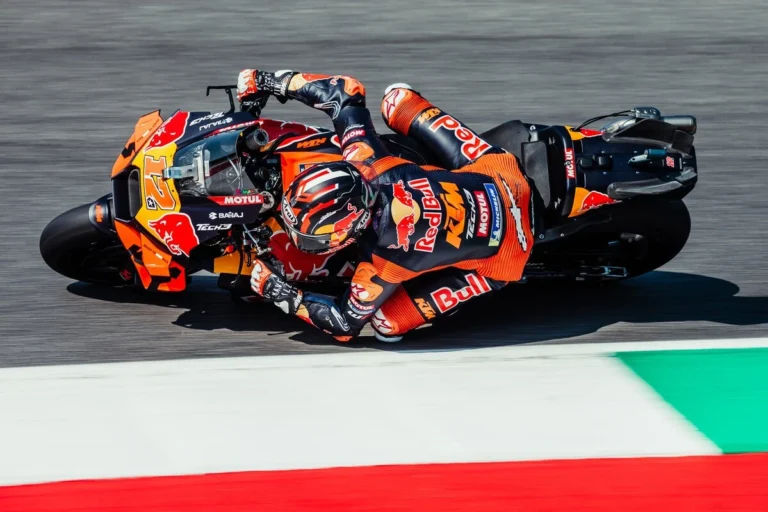 KTM Италия Гран-приінің спринтінде екі жүргізушісінен бірінші айналымда айырылды