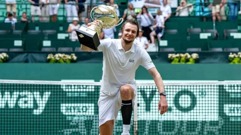 Казахстанец Бублик сенсационно выиграл турнир ATP 500 в Галле