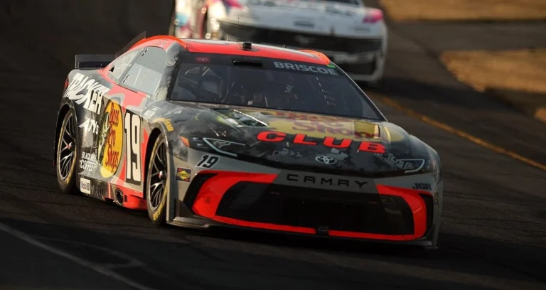 Чейс Бриско отын мәселесіне қарамастан NASCAR жарысында жеңіске жетті