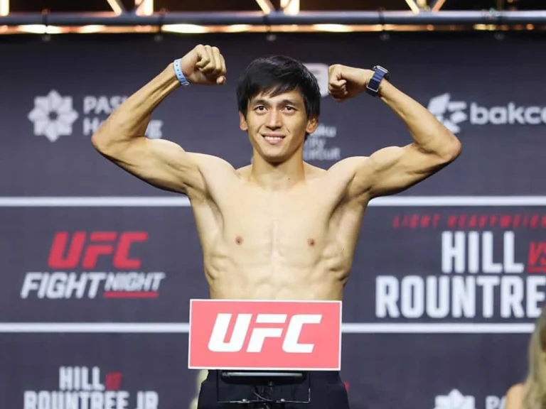 Журналист MMAFighting раскритиковал судейство в бою Максум – Уланбеков
