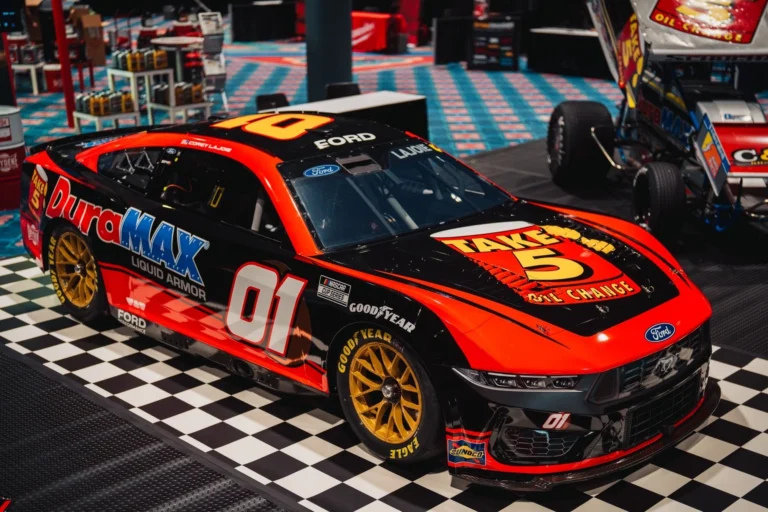Кори Лажуа возвращается в NASCAR после работы телеаналитиком