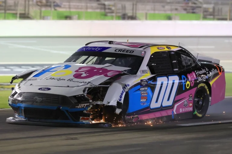 NASCAR Xfinity жарысында найзағайдан кейінгі көпмашиналық апат