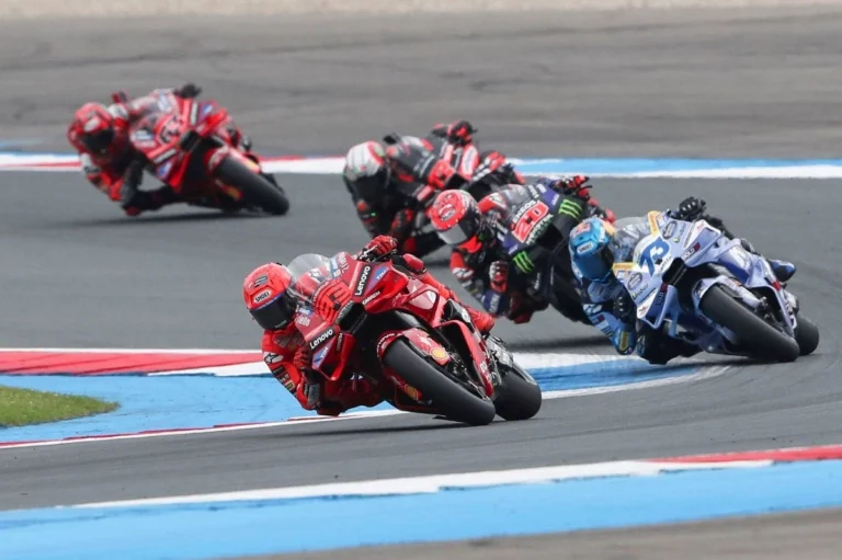 Братья Маркес доминируют в спринте MotoGP на Гран-при Нидерландов