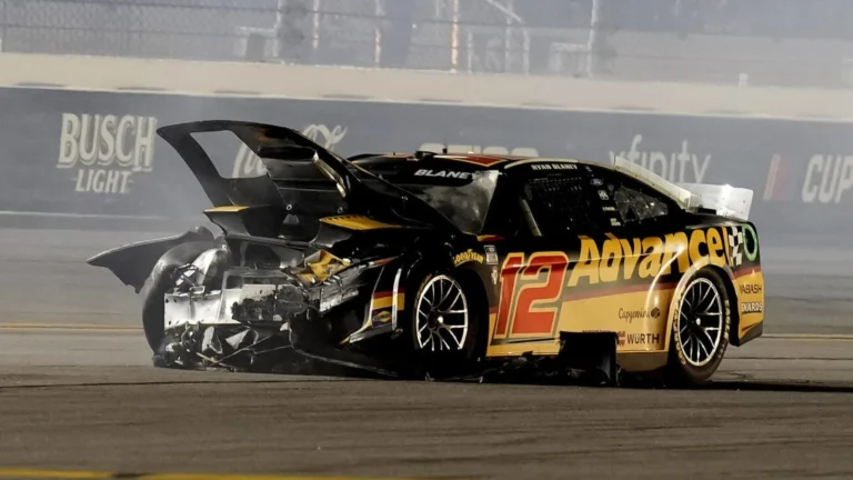 Действующий чемпион NASCAR Райан Блейни попал в серьезную аварию