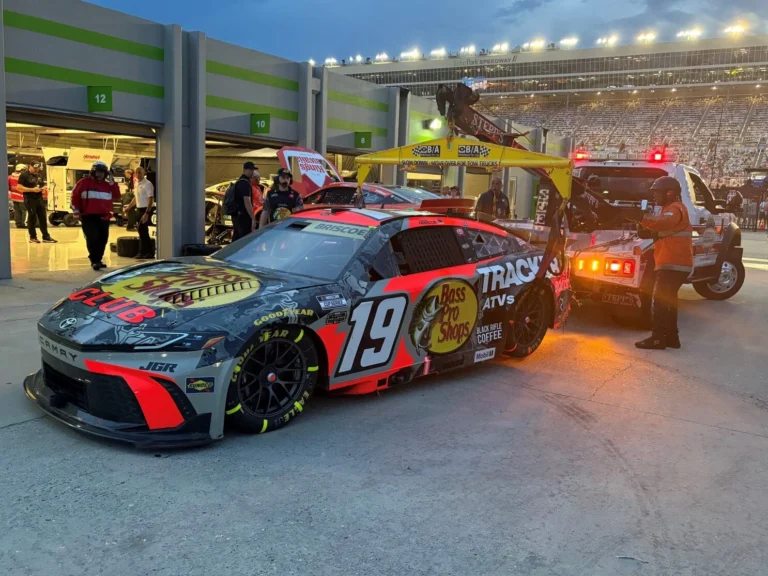 Массовая авария в NASCAR: 23 машины столкнулись на трассе в Атланте