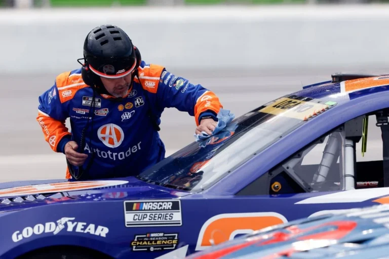 Гонка NASCAR в Атланте прервана из-за дождя при лидерстве Логано