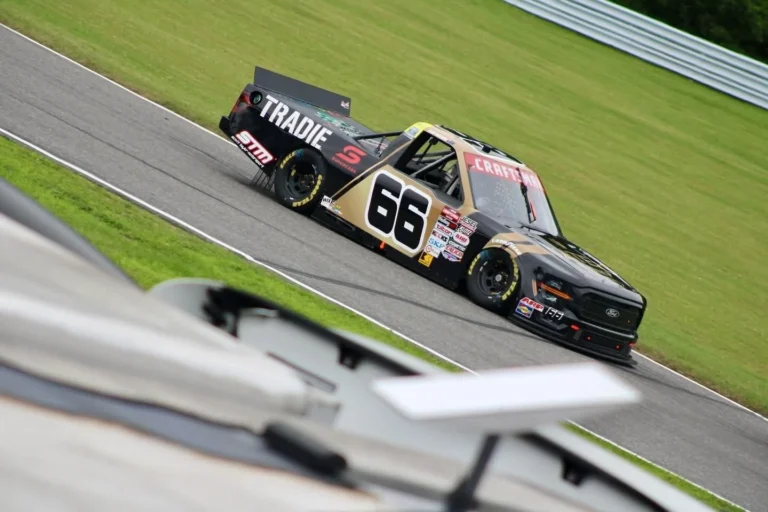 Австралийский гонщик Кэм Уотерс прорвался в топ-5 на этапе NASCAR