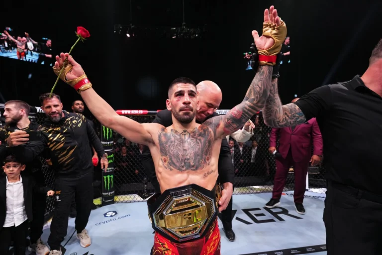 Топурия нокаутировал Оливейру и стал новым чемпионом UFC в легком весе