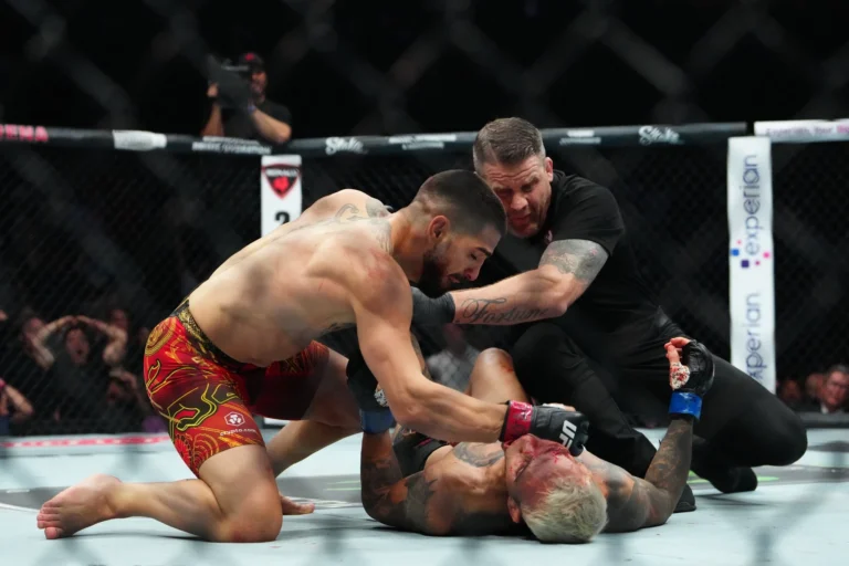 Топурия нокаутировал Оливейру в первом раунде на турнире UFC 317