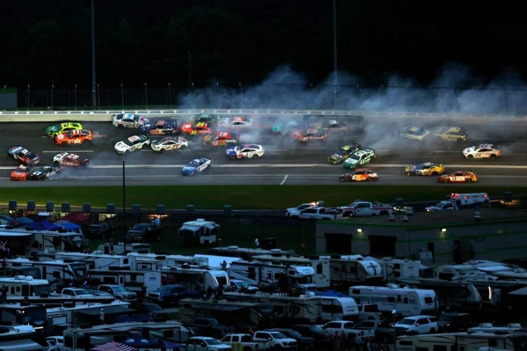 Массовая авария в NASCAR привела к неожиданным результатам плей-офф