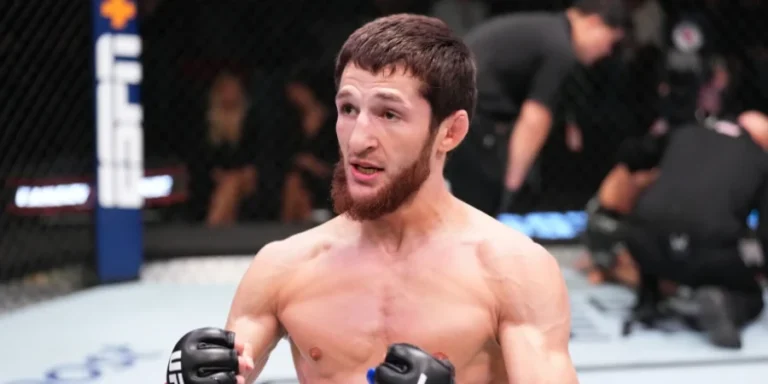 «Бұл – үлкен сынақ». Рахмоновтың бапкері UFC-дегі жекпе-жек алдында Азат Мақсұмның қарсыласын бағалады