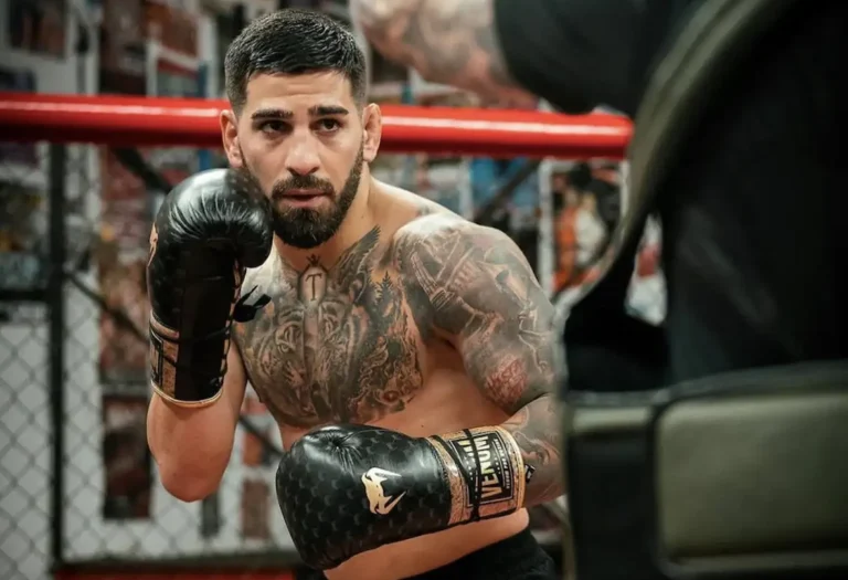 Топурия уничтожил Оливейру за один раунд и стал новым чемпионом UFC