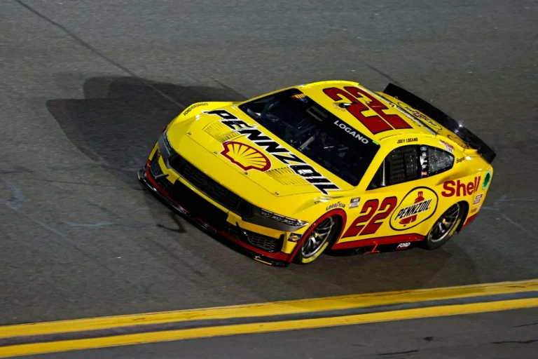 Чемпион NASCAR Джоуи Логано посетил Зал славы после аварии в Атланте