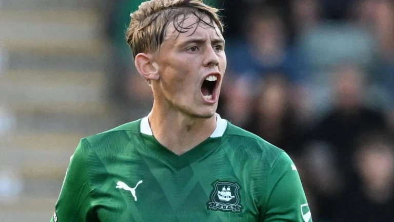 Port Vale подписал контракт с новозеландским нападающим Беном Уэйном