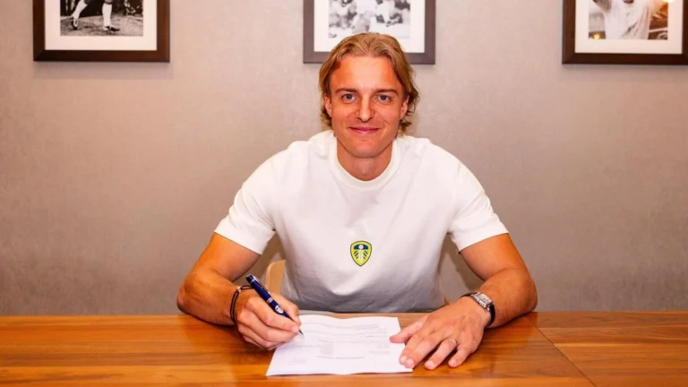 Leeds подписал контракт с защитником Борнау из Вольфсбурга
