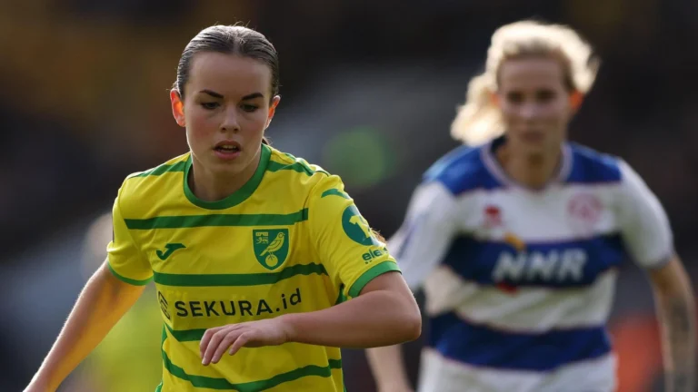 Norwich City әйелдер командасымен алғашқы кәсіби келісімшарттарға қол қойды