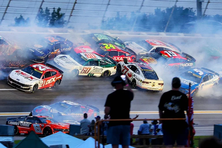 23 машины столкнулись в массовой аварии на гонке NASCAR в Атланте