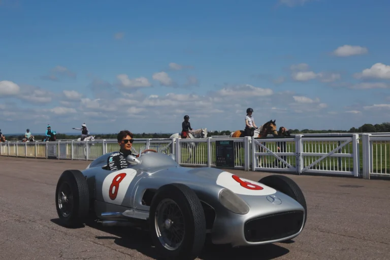 Джордж Расселл 1955 жылғы аңызға айналған Mercedes көлігін жүргізді