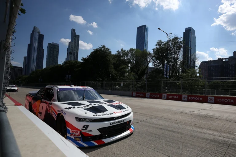 Ван Гисберген одержал драматичную победу в гонке NASCAR Xfinity в Чикаго