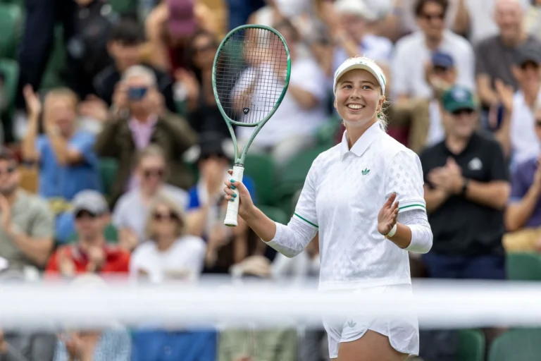 Елена Рыбакина неожиданно покинула Уимблдон после поражения от Таусон