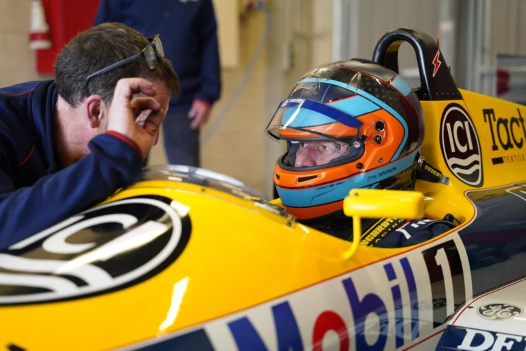 McLaren басшысы Мэнселдің 1987 жылғы аңызға айналған көлігін жүргізді