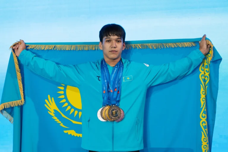 Казахстанец с тремя рекордами мира выиграл юношеский ЧА по тяжелой атлетике