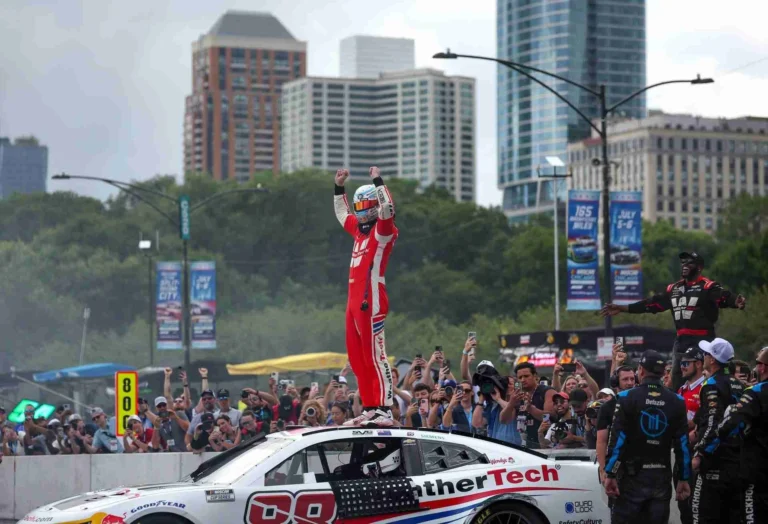 Ван Гисберген установил несколько исторических рекордов NASCAR в Чикаго