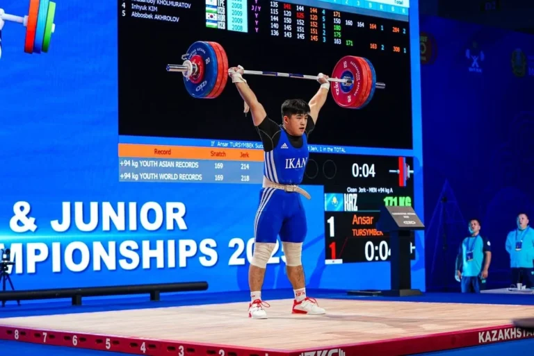 Казахстанец поднял поднял 326 кг и взял серебро чемпионата Азии по тяжелой атлетике