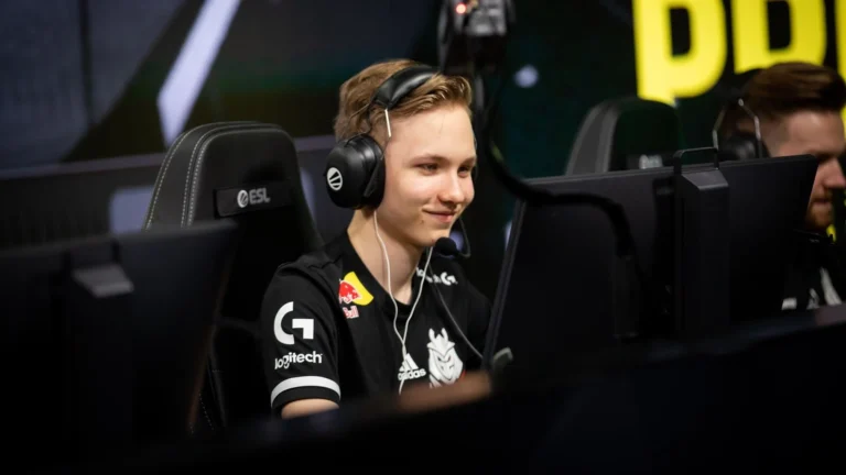 Игрок TYLOO обменялся джерси со снайпером Team Falcons m0NESY