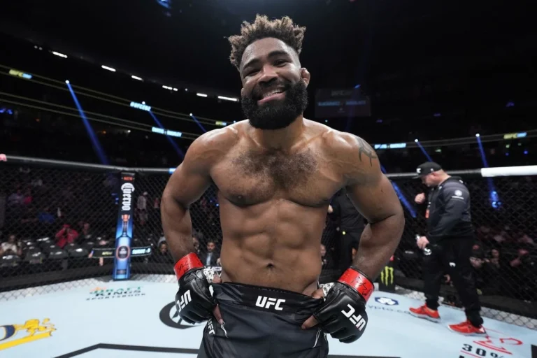 37-летний боец UFC Крис Кертис возвращается в полусредний вес