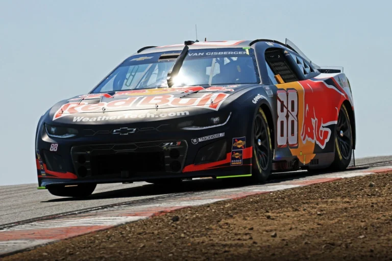Ван Гисберген одержал историческую победу для Red Bull в гонке NASCAR