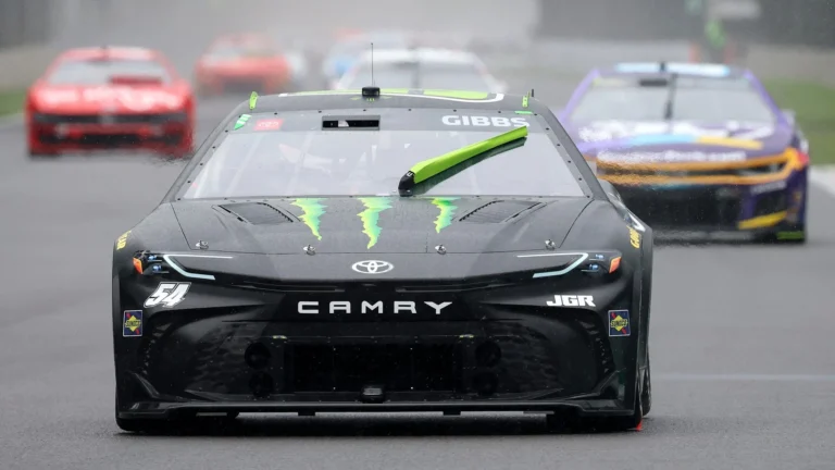Конфликт в пит-лейне NASCAR: столкновение команд Гиббса и Кезеловски