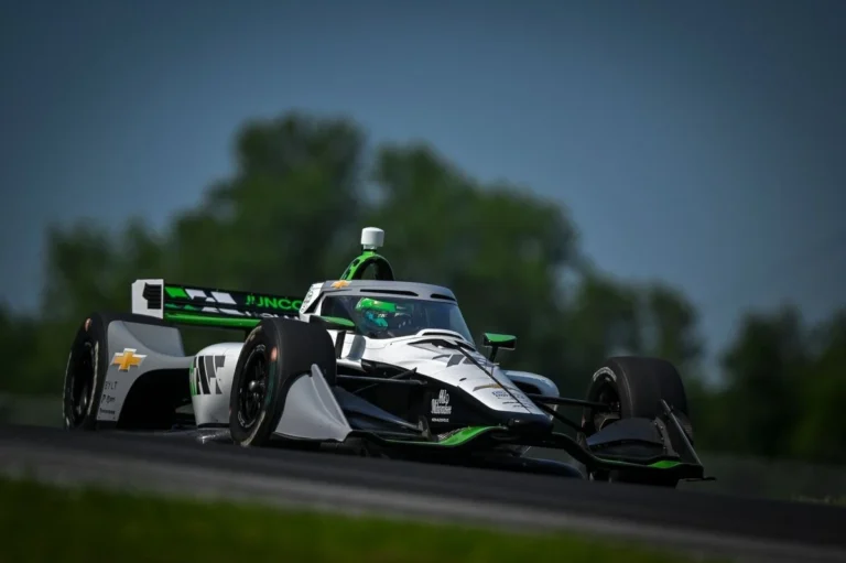 IndyCar командасының жүк көлігі Айовадағы жарыстан қайтып келе жатқанда өртенді