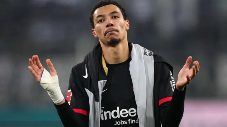 Newcastle нацелился на форварда Айнтрахта Уго Экитике