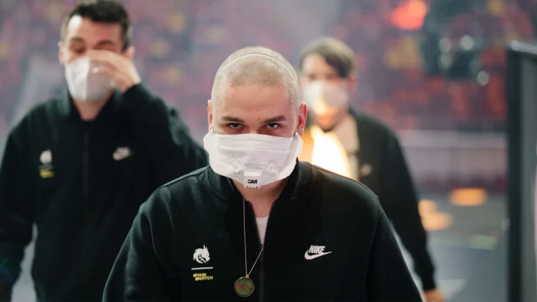 Стример Nix Riyadh Masters 2025 турнирінде Yatoro ойынын бағалады