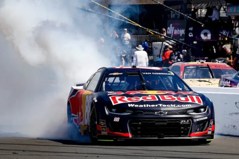 Red Bull вернулся к победам в NASCAR спустя 14 лет
