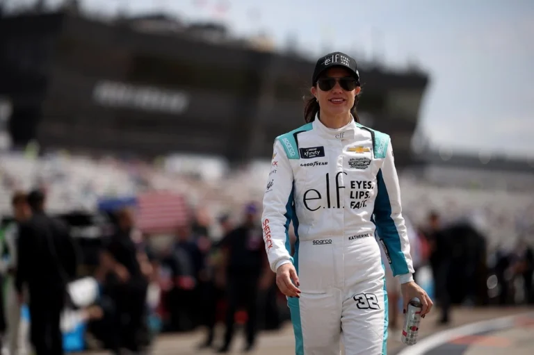 Кэтрин Легг: қызғылт болидті қабылдамаудан NASCAR-дағы әйел күшінің символына дейін