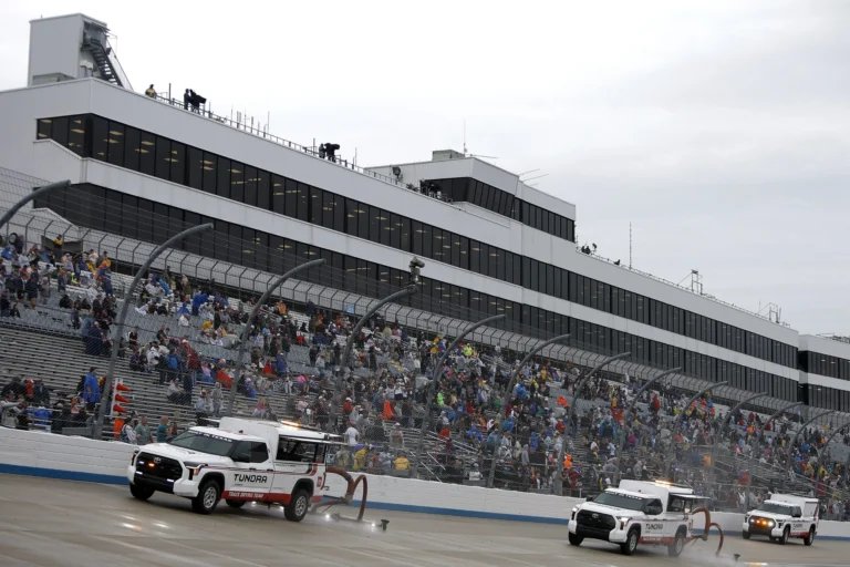 Дождь сорвал квалификацию NASCAR в Довере, Эллиотт стартует с поула