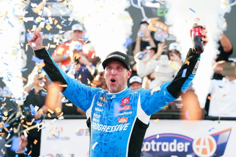 Хэмлин одержал драматичную победу в гонке NASCAR в Довере после дождевой паузы
