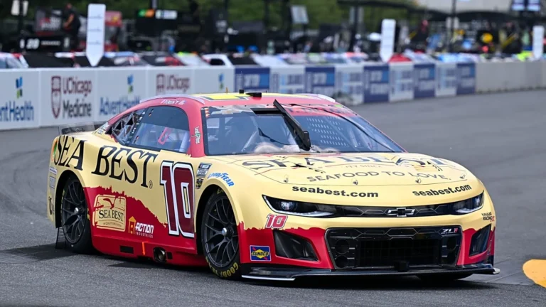 Екі Тай атты жүргізуші NASCAR финалында миллион доллар үшін жарысады